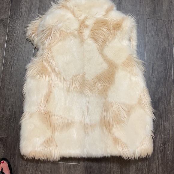 Soft fuzzy Dressy Vest Womens French Connection - Picture 3 of 12